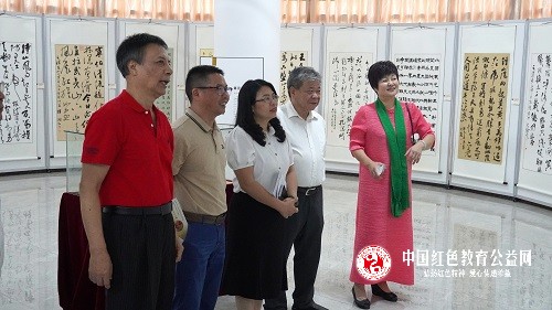 广东韶关新丰县举办毛泽东像章书法艺术展