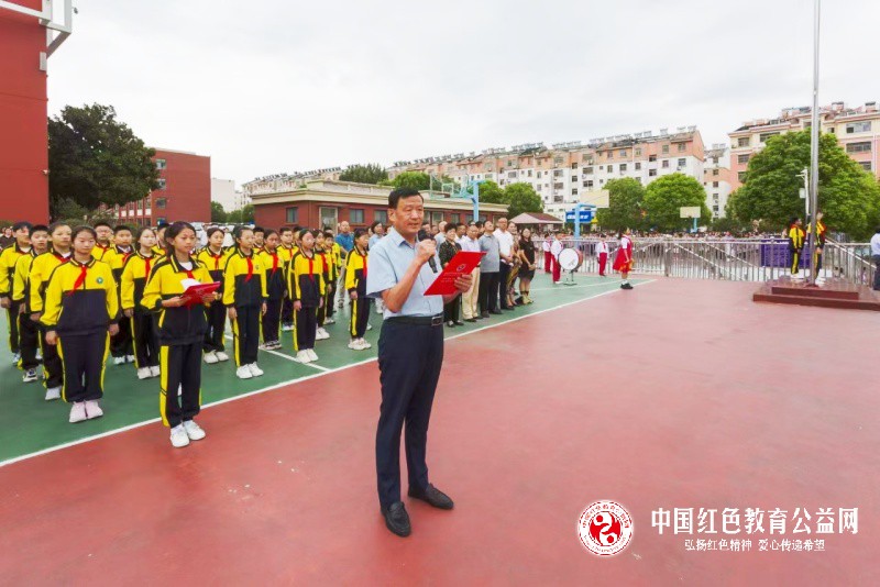 鑫昌路小学成功举办开学第一课升国旗暨雷锋像揭幕及学雷锋大讲堂活动