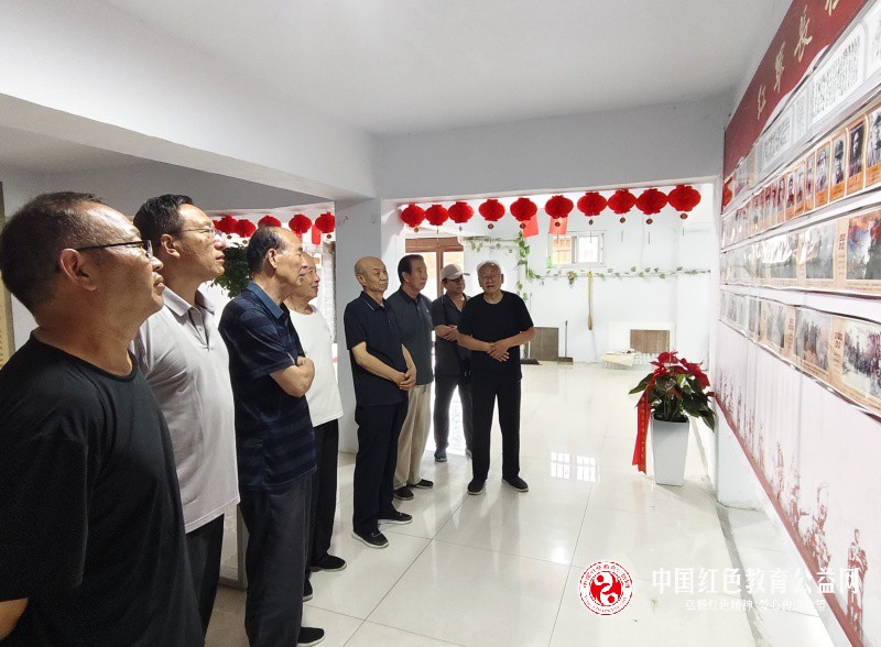 “绛县关工委班子 参观八旬原关工委执行主任韩胜泉“纪念抗战胜利80周年书画展””