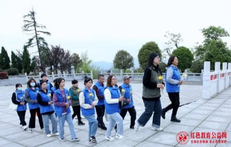 “湖南文理学院志愿者参与常德烈士陵园缅”