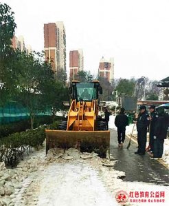 武汉黄金堂社区联合中建一局扫雪除冰保畅通，慰问困弱群体